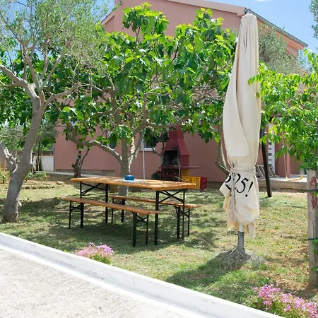 Apartment Ljubo Vrsi